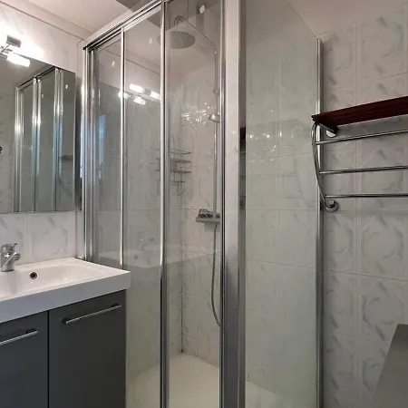 Villa T3 En Bord De Avec Piscine, 6 Personnes - - Fr-1-81-494